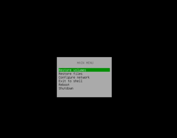 Menu de texto da recovery media do Veeam Agent for Linux, com as opções Restore volumes, Restore files, Configure network, Exit to shell, Reboot e Shutdown