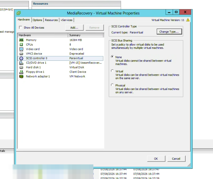 Janela de propriedades da máquina virtual no vSphere com a controladora SCSI selecionada, mostrando o tipo Paravirtual e o botão Change Type